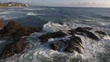 Kayalara çarpan dalgaların hava görüntüsü, Lincoln City, Oregon