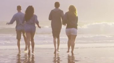 Sahilde sörf yapan bir grup arkadaş.