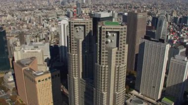 Tokyo, Japonya 2018 dolaylarında. Tokyo Metropolitan Hükümet Binası 'nın Shinjuku Tokyo' daki hava manzarası. Kırmızı kamerayla helikopterden çekilmiş..