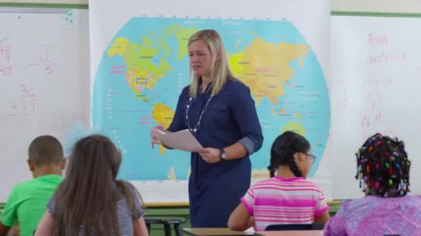 Učitel Rozdává Papíry Školní Třídě — Stock video