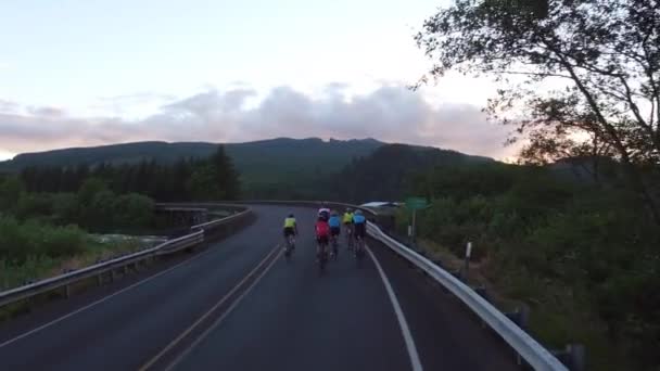 Luftaufnahme Einer Radfahrergruppe Die Über Eine Brücke Fährt Voll Für — Stockvideo