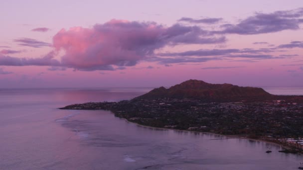 ホノルル オアフ島 ハワイ2018年頃 ダイヤモンドヘッドクレーターの上に美しい夕日 CineflexとRed Epic Heliumで撮影 — ストック動画