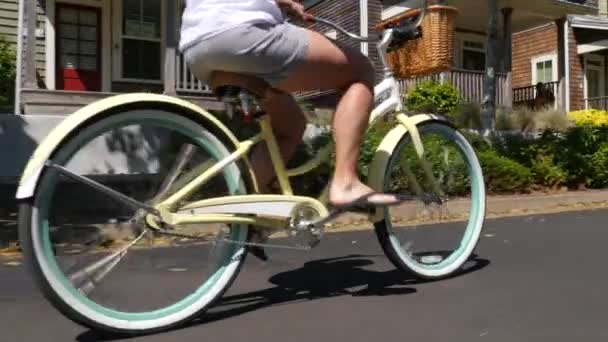 Pareja Montar Bicicleta Juntos Comunidad Vacaciones Costeras — Vídeos de Stock