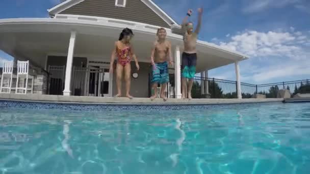Kinder Springen Ins Becken Und Tauchen Unter — Stockvideo