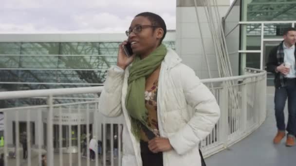 Femme Affaires Marchant Parlant Aéroport — Video