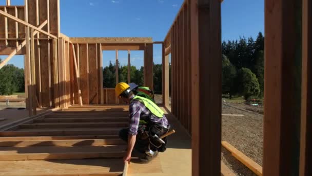 Gruppe Von Bauarbeitern Stützt Mauer — Stockvideo