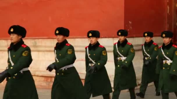 Beijing China Diciembre 2013 Gaurds Marchando Ciudad Prohibida — Vídeos de Stock