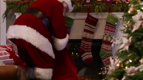 Санта Клаус Наповнює Панчохи Напередодні Різдва — стокове відео
