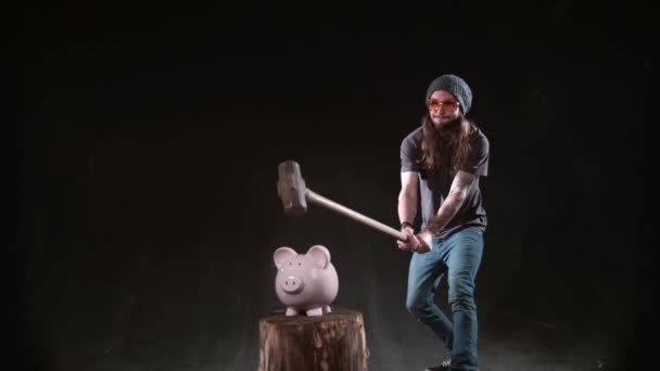 Homem Esmagando Piggybank Com Martelo Câmera Lenta Tiro Phantom Flex — Vídeo de Stock