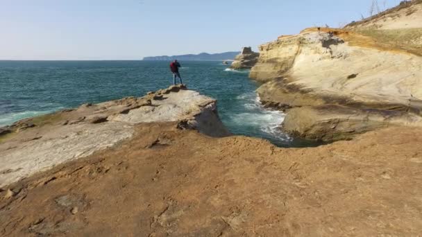 Colpo Aereo Backpacker Piedi Sulla Roccia Che Domina Oceano Pacifico — Video Stock