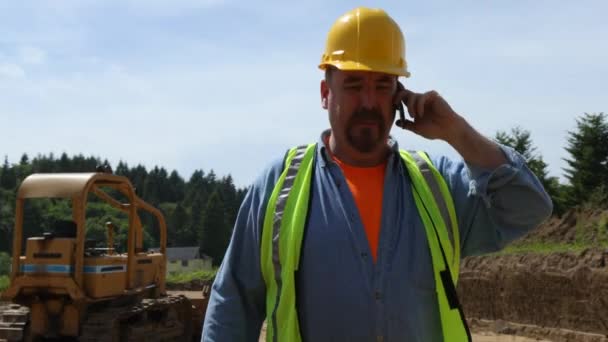 Arbeiter Mit Blauem Kragen Geht Und Telefoniert — Stockvideo
