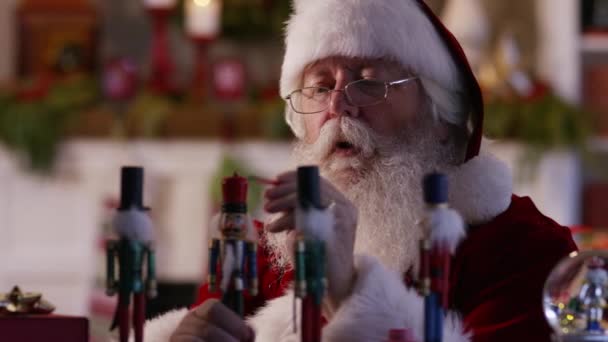Santa Claus Malování Hračky Dílně — Stock video