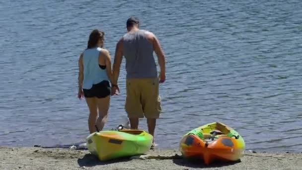 Casal Com Caiaques Olhar Para Fora Lago — Vídeo de Stock