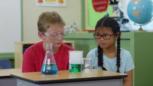 Dva Studenti Třídě Dívají Vědecký Experiment — Stock video