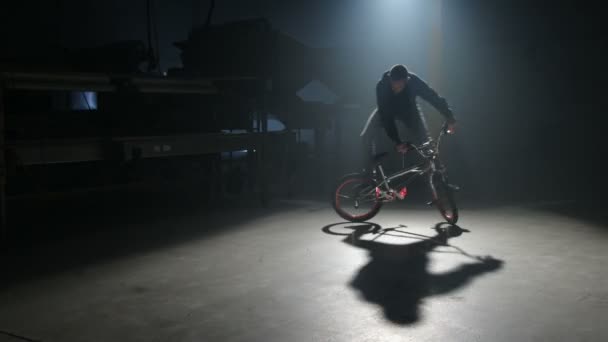 Bmx Rider Haciendo Trucos Almacén Oscuro — Vídeos de Stock