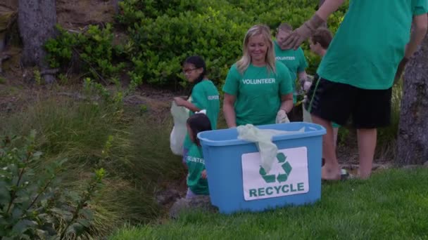 Grupo Voluntarios Limpiando Parque — Vídeos de Stock