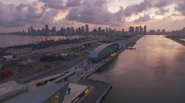 Miami, Florida 2019 dolaylarında. Gün batımında Miami 'nin hava manzarası. Helikopterden Cineflex gimbal ve RED 8K kamerayla çekildi..