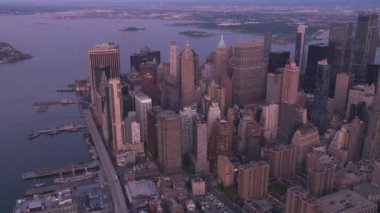New York City, New York dolaylarında 2019. Güneş doğarken Manhattan 'ın havadan görünüşü. Helikopterden Cineflex gimbal ve RED 8K kamerayla çekildi..