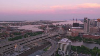Boston, Massachusetts 2019 dolaylarında. Gün batımında Boston 'un hava manzarası. Helikopterden Cineflex gimbal ve RED 8K kamerayla çekildi..