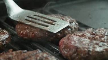 Izgarada pişirme hamburger
