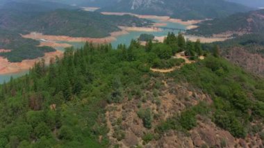 Shasta Gölü, Kaliforniya Ağustos 2021: Yaz kuraklığı sırasında Shasta Gölü 'nün havadan görünüşü