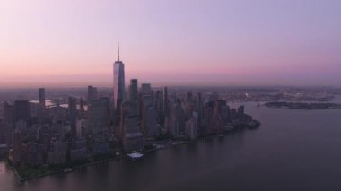 New York City, New York dolaylarında 2019. Güneş doğarken Manhattan 'ın havadan görünüşü. Helikopterden Cineflex gimbal ve RED 8K kamerayla çekildi..