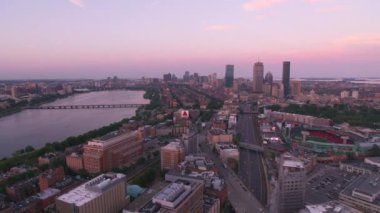 Boston, Massachusetts 2019 dolaylarında. Gün batımında Boston 'un hava manzarası. Helikopterden Cineflex gimbal ve RED 8K kamerayla çekildi..