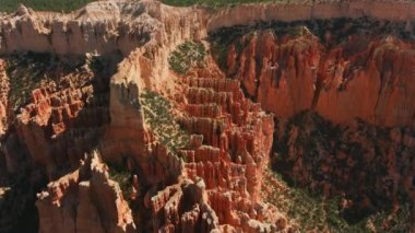 Bryce Canyon, Utah 2019 dolaylarında. Bryce Kanyonu 'nun havadan görünüşü. Helikopterden Cineflex gimbal ve RED 8K kamerayla çekildi..