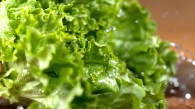 Ağır çekimde taze maruldan akan su. Görüntü: Fantom Flex 4K kamera.