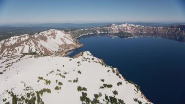 Cascade Dağları, Oregon 2019 dolaylarında. Krater Gölü 'nün havadan görünüşü. Helikopterden Cineflex gimbal ve RED 8K kamerayla çekildi..