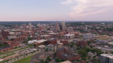 Providence, Rhode Island, 2019 civarı. Providence 'ın havadan görünüşü. Helikopterden Cineflex gimbal ve RED 8K kamerayla çekildi..
