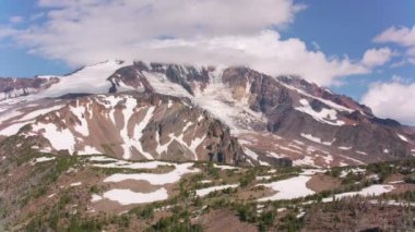 Saint Helens Dağı, Washington 2019 dolaylarında. Saint Helens Dağı 'nın havadan görünüşü. Helikopterden Cineflex gimbal ve RED 8K kamerayla çekildi..