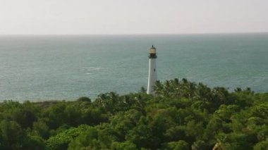 Miami, Florida 2019 dolaylarında. Cape Florida Deniz Feneri 'nin hava manzarası. Helikopterden Cineflex gimbal ve RED 8K kamerayla çekildi..