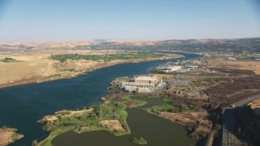 Oregon circa-2021: Columbia Nehri Boğazı 'ndaki Dalles' in havadan görünüşü. Helicopter 'dan Cineflex ve RED 8K.