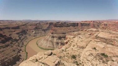 Canyonlands Ulusal Parkı, Utah 2019 dolaylarında. Kanyonlar 'ın havadan görünüşü. Helikopterden Cineflex gimbal ve RED 8K kamerayla çekildi..