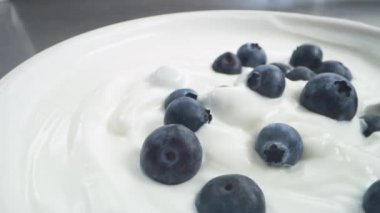 Yaban mersinli vanilyalı yoğurt.