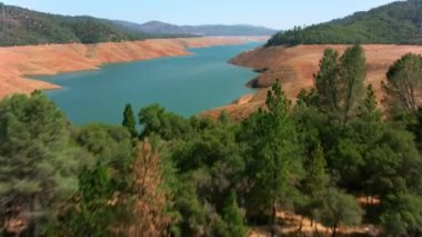 Oroville Gölü, Kaliforniya Ağustos 2021: Oroville Gölü 'nün yaz kuraklığı sırasında havadan görünüşü