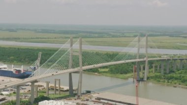 Georgia 2019 dolaylarında. Savannah, Georgia 'nın havadan görünüşü. Helikopterden Cineflex gimbal ve RED 8K kamerayla çekildi..