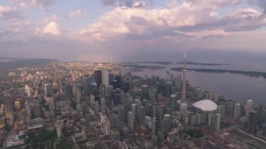 Toronto, Kanada 2019 dolaylarında. Gün batımında Toronto 'nun hava manzarası. Helikopterden Cineflex gimbal ve RED 8K kamerayla çekildi..