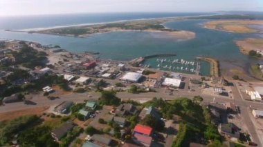 Deniz kıyısındaki şehrin havadan görünüşü