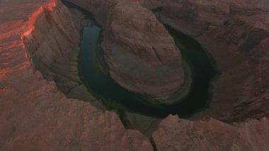 Horseshoe Bend, Arizona 2019 dolaylarında. Arizona 'daki Horseshoe Bend' in hava manzarası. Helikopterden Cineflex gimbal ve RED 8K kamerayla çekildi..