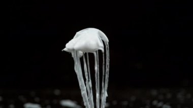 Kek hamuru çok yavaş çekimde çırpıcıdan fırlıyor. Phantom Flex 4K kamera ile çekildi..