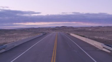 Otoyolda araba kullanmak, hareket görüntüleri. 