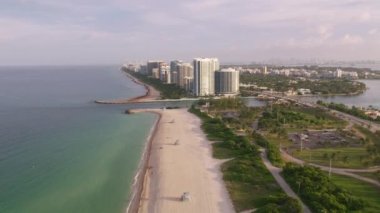 Miami, Florida 2019 dolaylarında. Miami plajının gündüz hava görüntüsü. Helikopterden Cineflex gimbal ve RED 8K kamerayla çekildi..