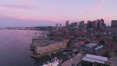Boston, Massachusetts 2019 dolaylarında. Gün batımında Boston 'un hava manzarası. Helikopterden Cineflex gimbal ve RED 8K kamerayla çekildi..