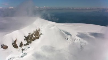 Adams Dağı, Washington 2019 dolaylarında. Adams Dağı 'nın havadan görünüşü. Helikopterden Cineflex gimbal ve RED 8K kamerayla çekildi..
