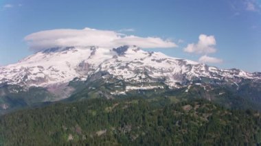 Mount Rainier, Washington 2019 dolaylarında. Rainier Dağı 'nın havadan görünüşü. Helikopterden Cineflex gimbal ve RED 8K kamerayla çekildi..