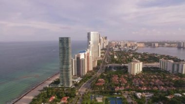 Miami, Florida 2019 dolaylarında. Miami plajının gündüz hava görüntüsü. Helikopterden Cineflex gimbal ve RED 8K kamerayla çekildi..
