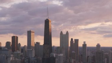 Chicago, Illinois 2019 dolaylarında. Gün batımında Chicago 'nun hava manzarası. Helikopterden Cineflex gimbal ve RED 8K kamerayla çekildi..
