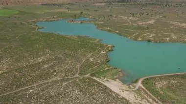 Nevada, ABD 2019 dolaylarında. Göl manzaralı. Helikopterden Cineflex gimbal ve RED 8K kamerayla çekildi..